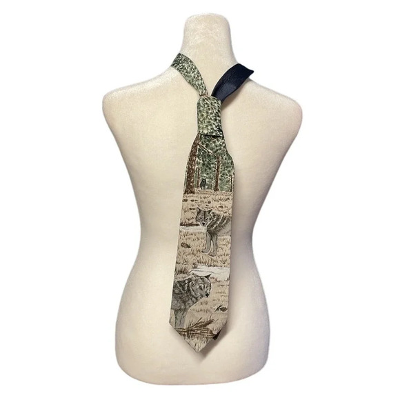 Animal Tracks1995  Watchful Wolves Men's Tie - Picture 2 of 8